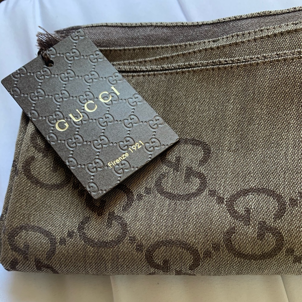 Gucci Scarf 
Brown with GG logo 
Fringe edges